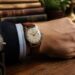 découvrez comment choisir une montre vintage authentique et tendance pour sublimer votre poignet avec style et élégance.