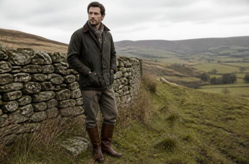 découvrez pourquoi la veste barbour reste un incontournable du style britannique, alliant authenticité, qualité et élégance intemporelle pour les passionnés de mode.