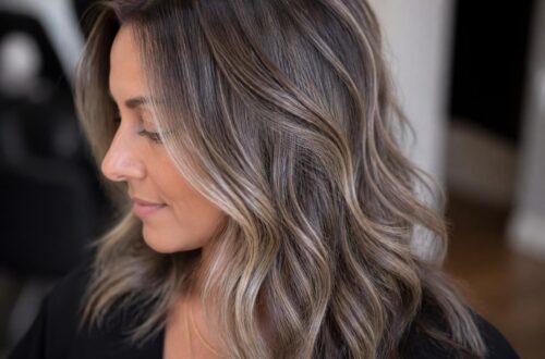 découvrez le balayage gris sur cheveux bruns ou blonds, avec des nuances cendrées pour un look moderne et élégant qui illumine votre style.