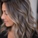 découvrez le balayage gris sur cheveux bruns ou blonds, avec des nuances cendrées pour un look moderne et élégant qui illumine votre style.