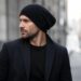 découvrez comment bien choisir et porter un bonnet homme long tombant noir pour allier style et confort en toute saison.